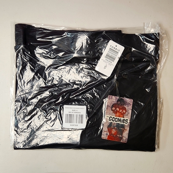 ❤️NWT VINTAGE TORRID LEGGING - GOONIES MOVIE - SKULL CROSSBONES PIRATE PLUS SIZE - Picture 8 of 15